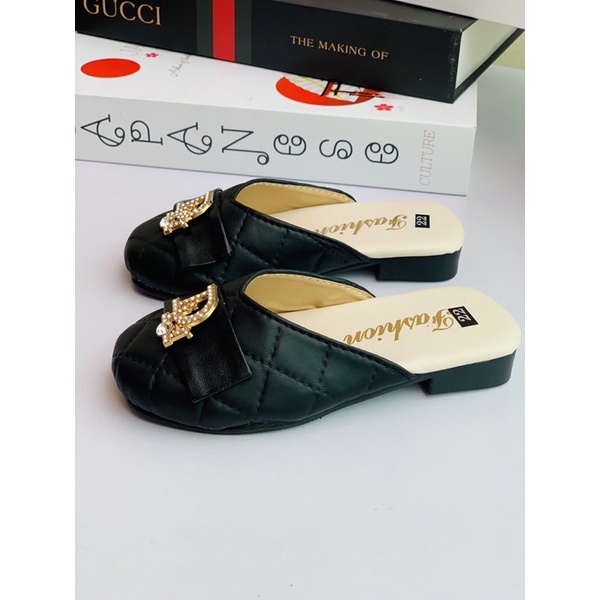 Sục bé gái gắn mác xinh