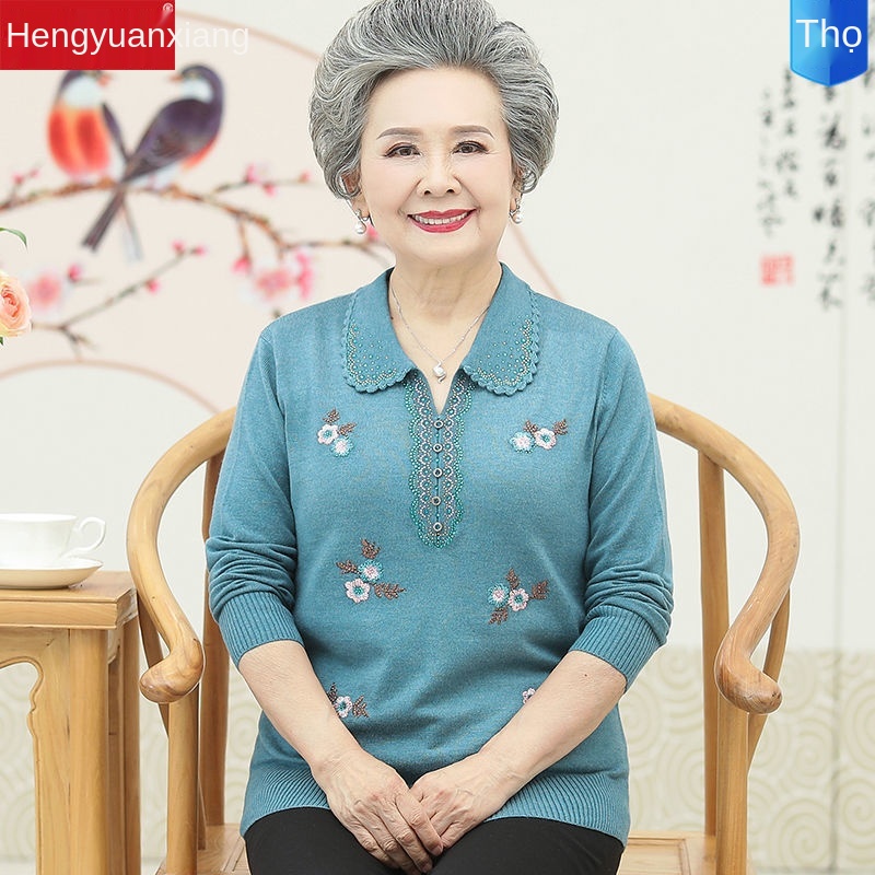 Bà mặc áo len mới Phụ nữ trung niên và phụ nữ cao tuổi mặc áo len cho người già