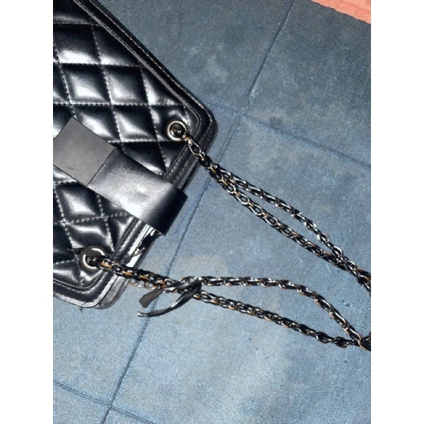 Túi xách đeo chéo đeo vai chần trám màu đen dây đan da