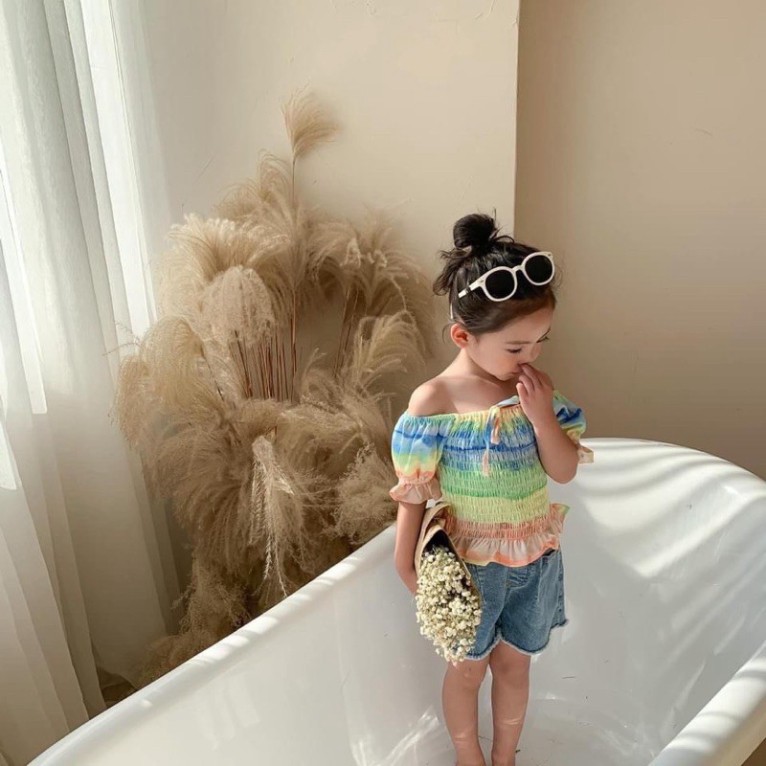 Set áo cầu vồng nhún + quần sooc jean.