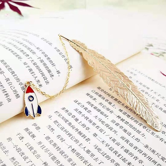 Bookmark Kim Loại Đánh Dấu Sách Hình Lông Vũ Dây Treo - Tàu Không Gian