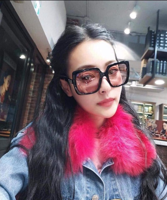 GUC CI   Gọng đen, mắt kính hồng, tay kính đính đá cực đẹp