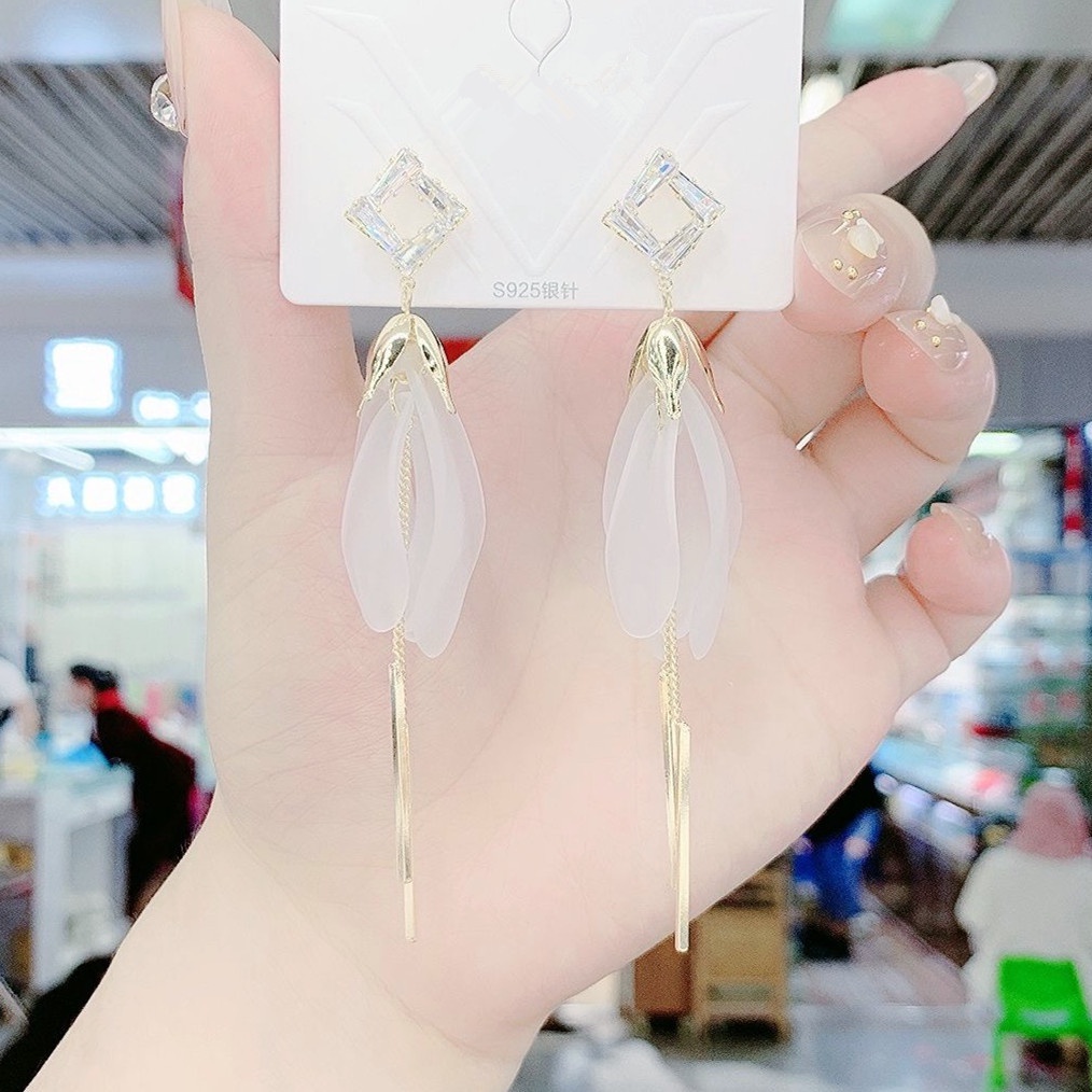 Khuyên tai thời trang phong cách Hàn Quốc E1612 cánh hoa trắng tua dua dài đính hạt s925