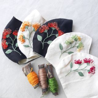Khẩu trang linen thêu hoa best seller