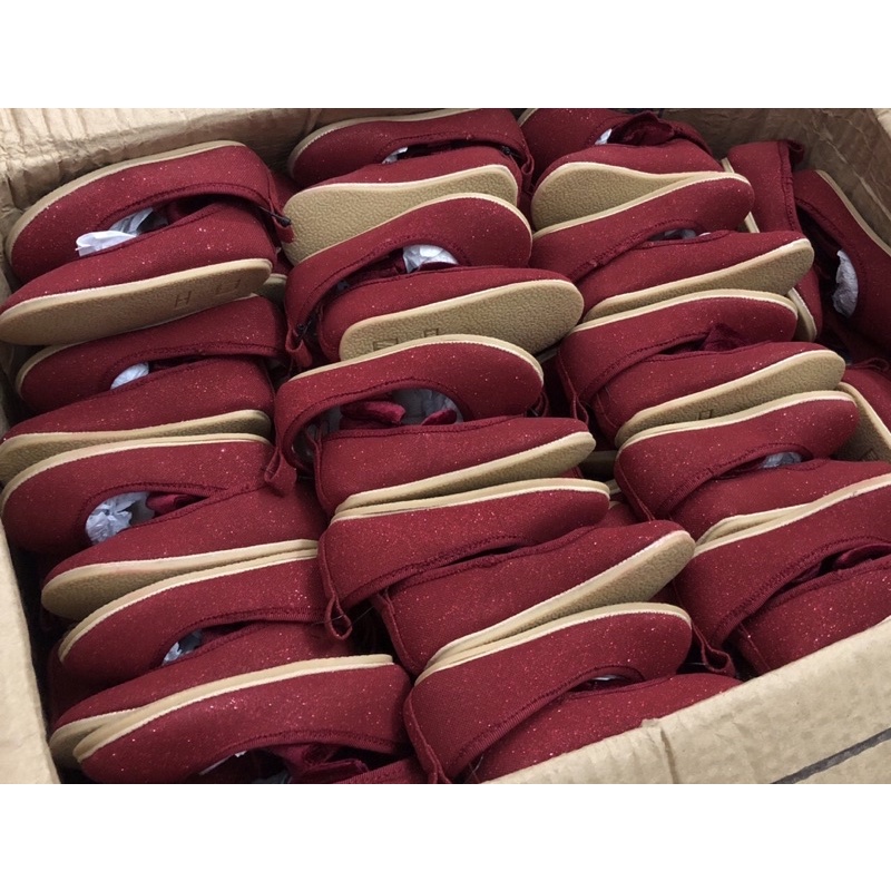 Giày đỏ bé gái