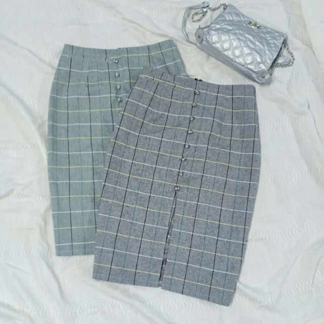 Chân váy bút chì sọc caro xẻ tà giữa