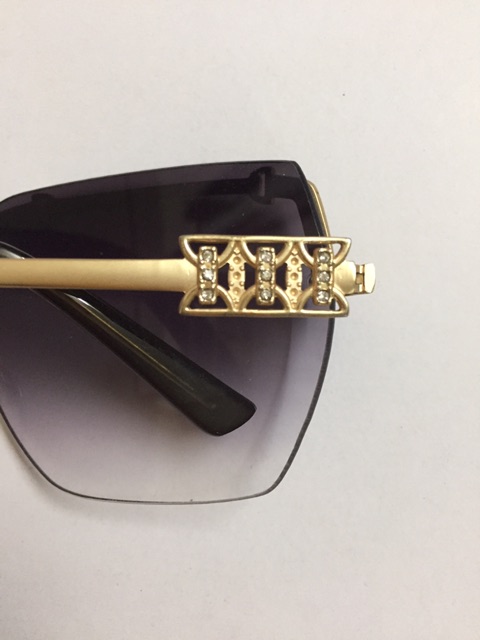 Kính mát hàng thùng nhập khẩu SWAROVSKI xịn của ý