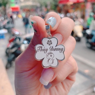 Mặt bạc ta khắc tên cho bé