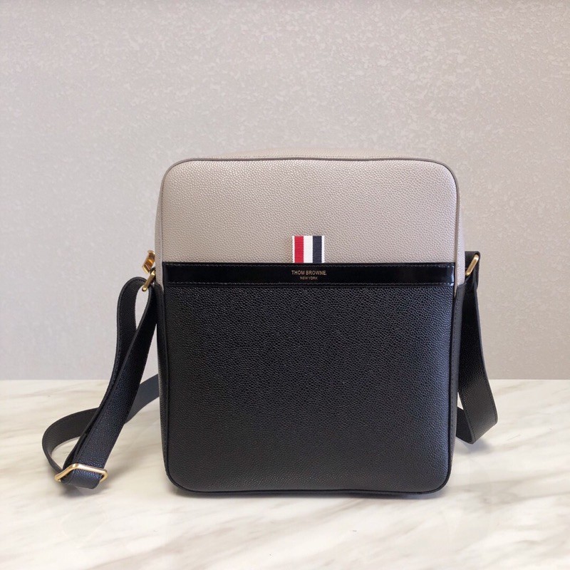 túi đeo chéo nam hai màu khoá kéo dây đeo bằng da có thể tuỳ chỉnh thom browne