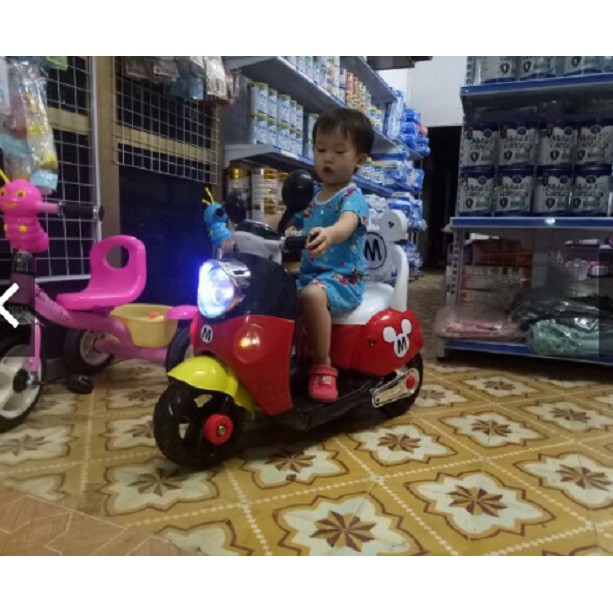 [Trợ giá] Xe máy điện cho bé kiểu dáng Vespa Mickey có nhạc đèn