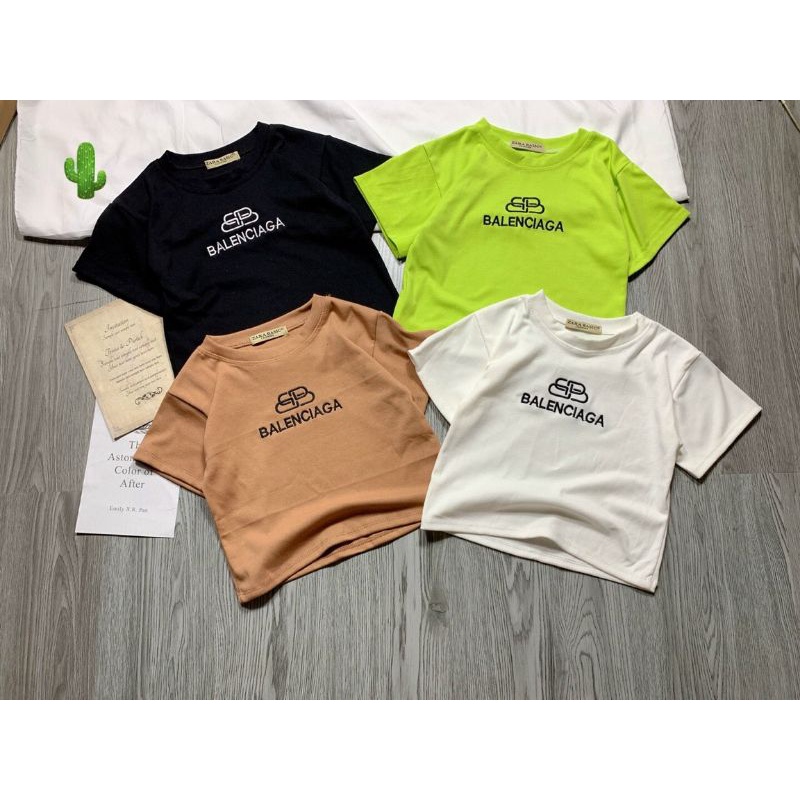 Áo croptop tay ngắn thêu chữ