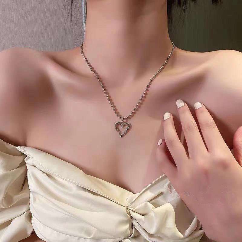 Vòng cổ mặt hình trái tim rỗng bằng hợp kim màu bạc đơn giản thời trang cho nữ