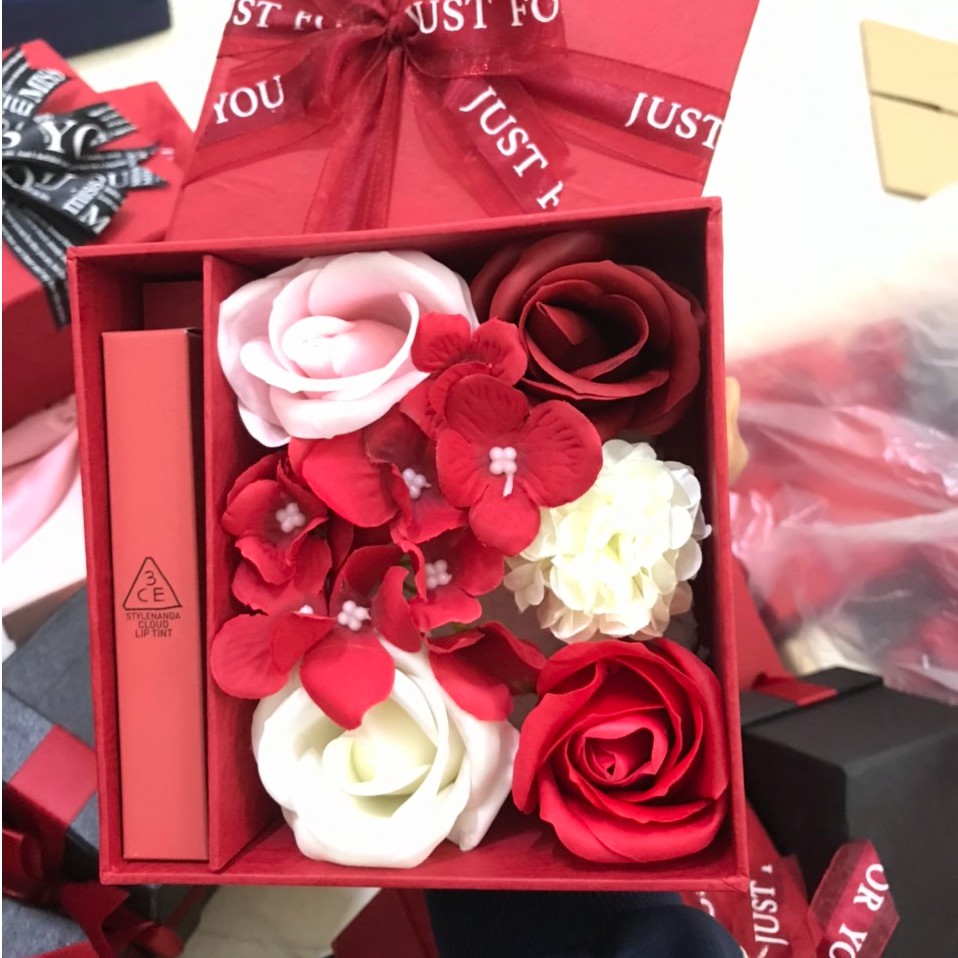 Hộp Hoa Hồng Thơm Cao Cấp Đựng Son KEM hộp đỏ nơ đỏ không bao gồm son (vừa cây son dài tối đa 11,5 cm)