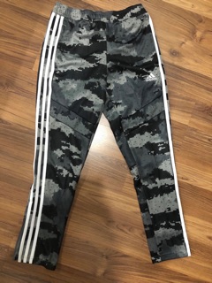 Quần Adidas new tag size M Kid
