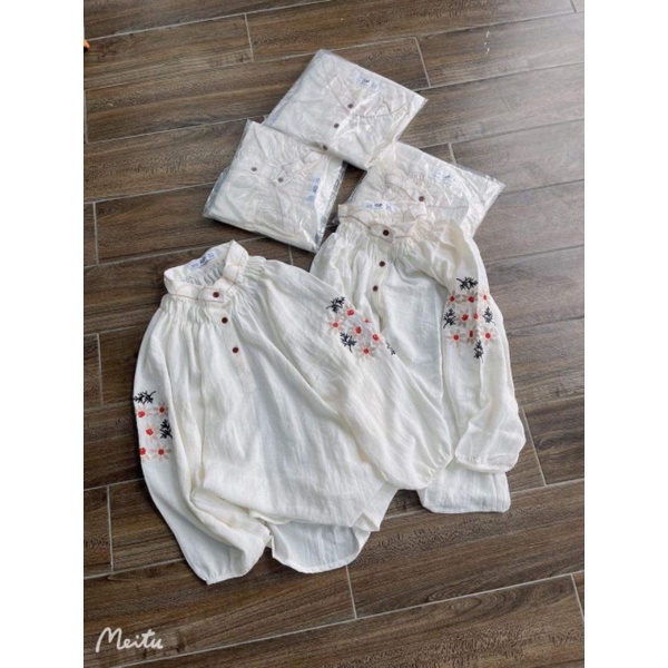 Áo thêu hoa vải xô đũi mềm mại phong cách Hàn