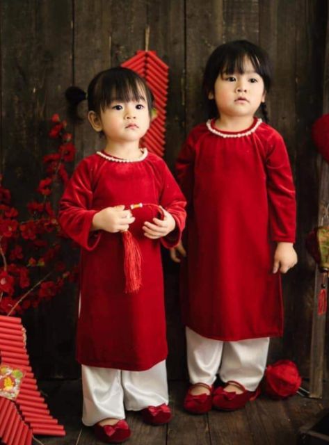 Áo dài nhung đỏ kèm mấn