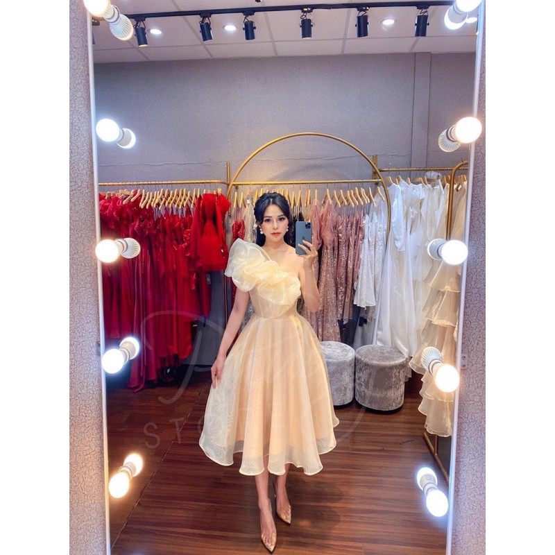 đầm xoè lệch vai dúm bèo