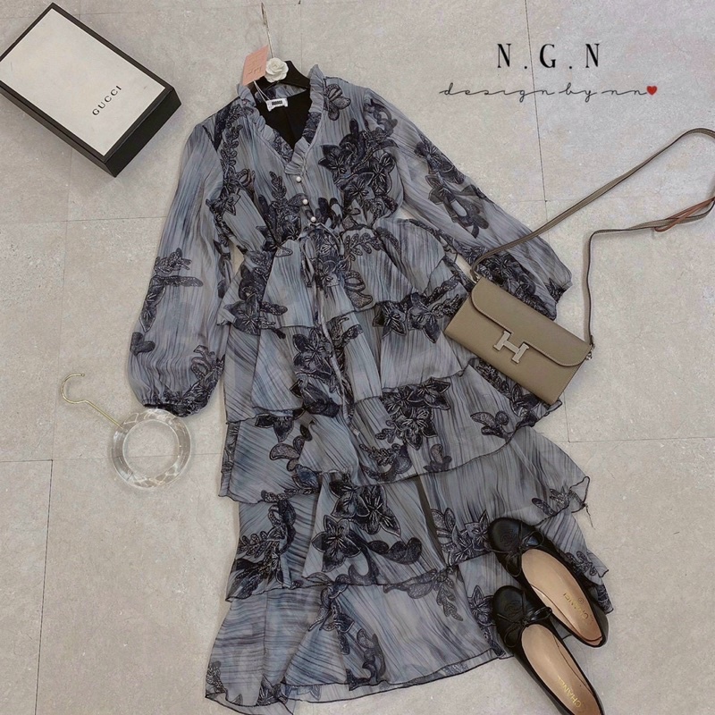 Váy maxi tầng hoa nhí cổ V viền bèo xinh sang