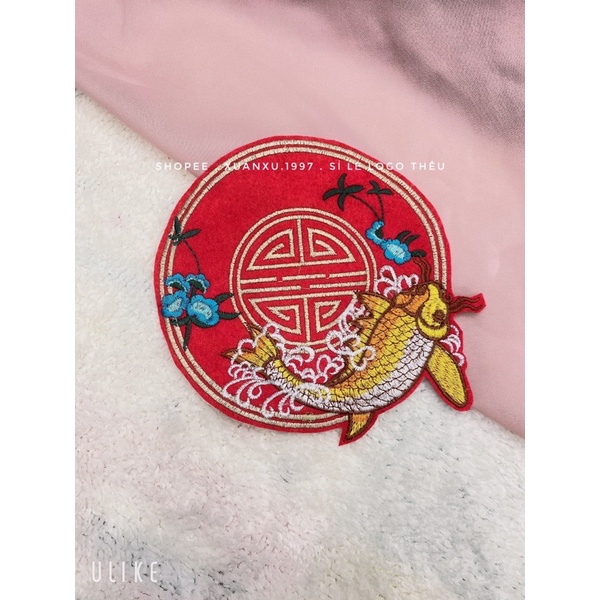 Logo thêu tròn cá chép hoa gắn áo dài siêu đẹp