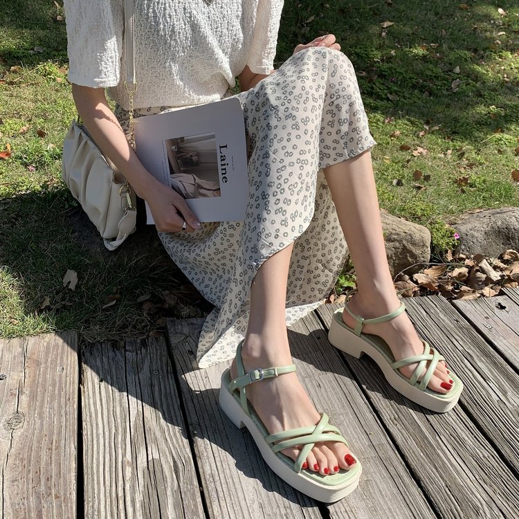 Fashionable Square Head Cross Strap One Line Buckle Middle Heel Sandal for Women