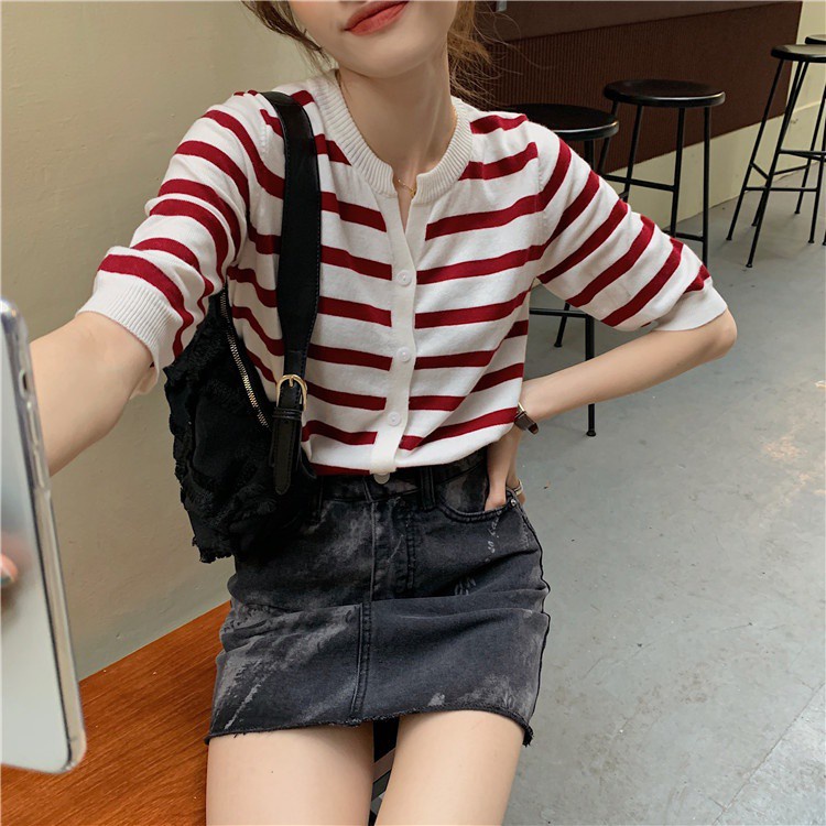 Áo sweater cardigan dệt kim tay lửng dáng rộng họa tiết kẻ sọc cổ điển thời trang mùa hè dành cho bạn nữ 17168 | BigBuy360 - bigbuy360.vn