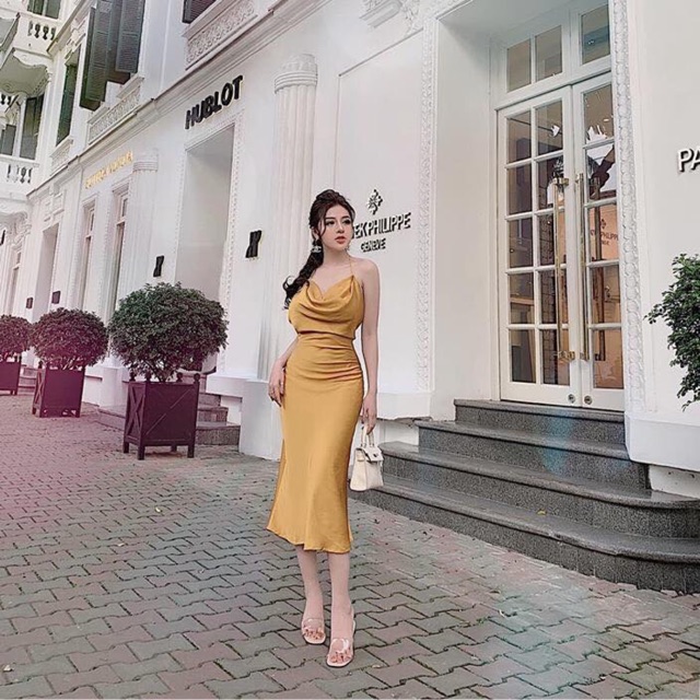 Váy lụa vàng .....................,.........................................................................,.,
