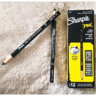 Chì vẽ khung chân mày trong phun xăm