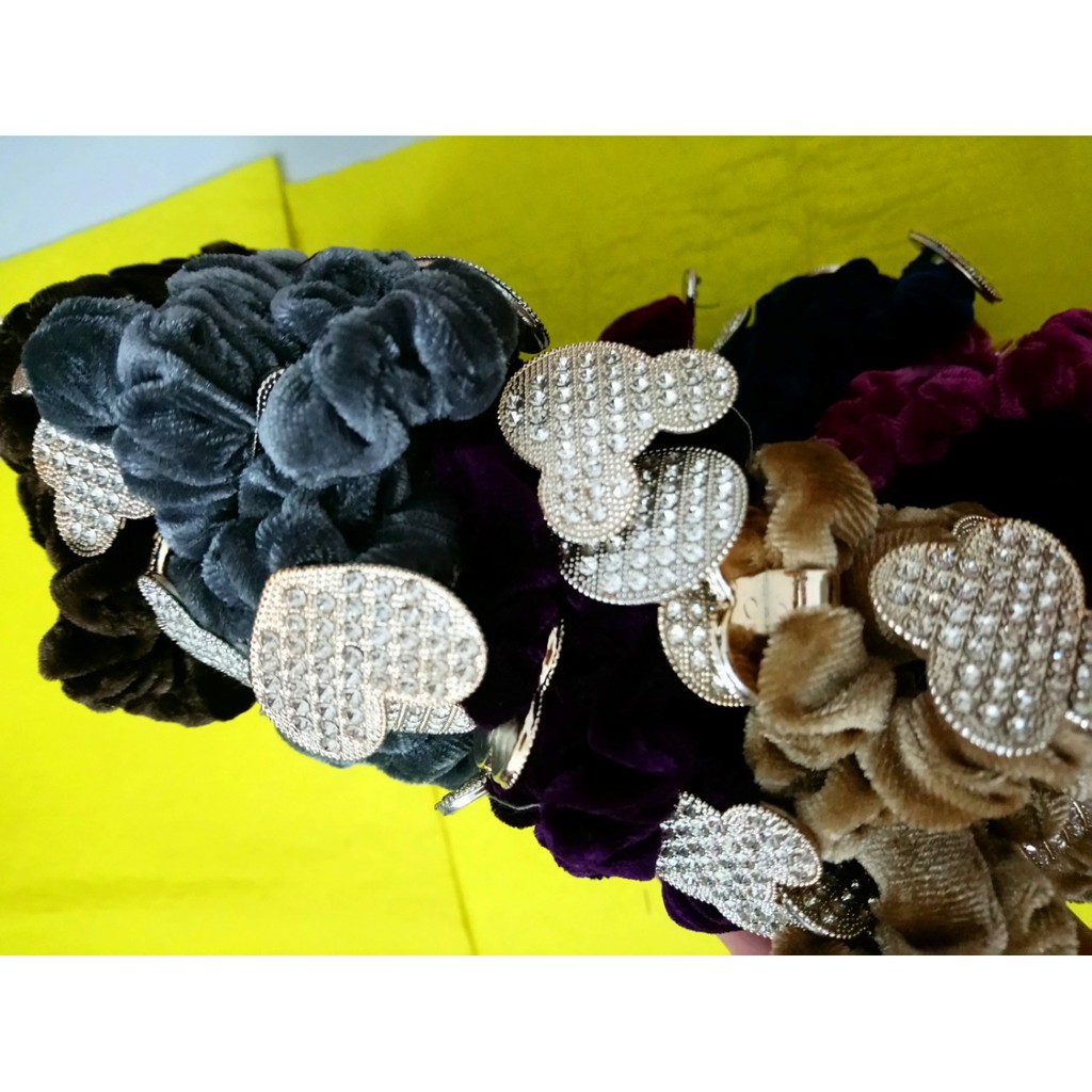 Combo 10 cột tóc nhung đính đá siêu sang như hình. Ở ngoài lấp lánh hơn hình. Lấy đủ màu ngẫu nhiên. Màu nào cũng đẹp.