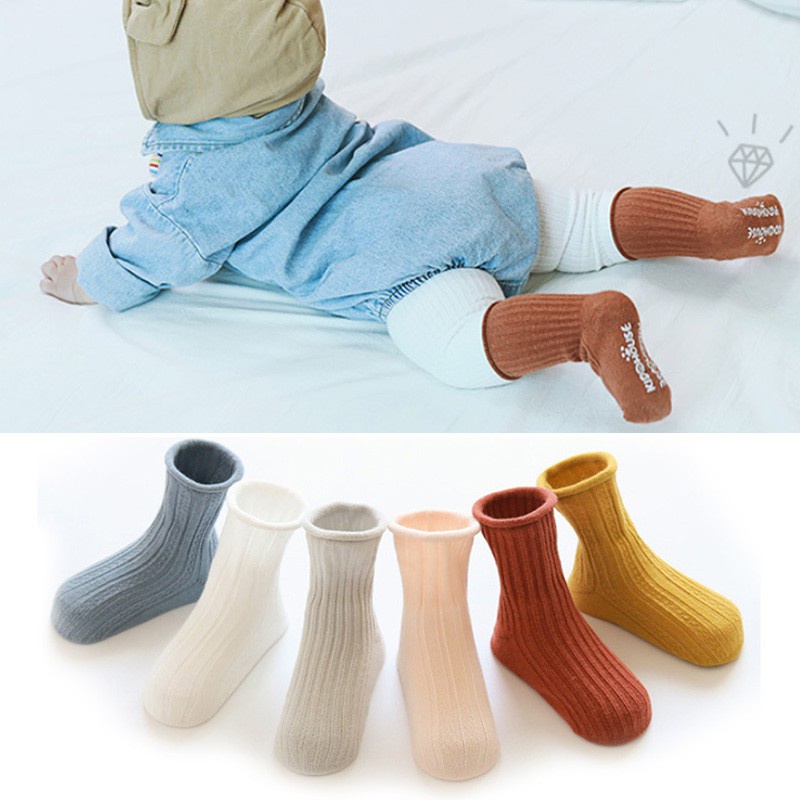 Đôi vớ mềm mại màu trơn in chữ chống trượt dễ thương cho bé