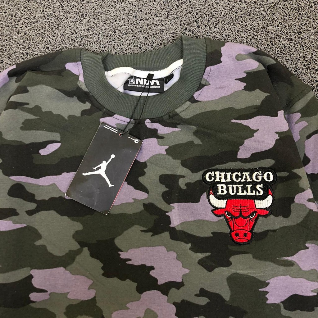 Áo Sweater Cổ Tròn In Hình Logo Adidas Chicago Bulls Màu Xám Phối Rằn Ri Cá Tính