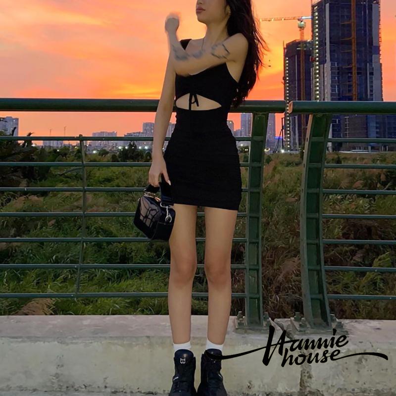Đầm hở lưng khoét lỗ cổ chữ V phối diềm xếp nếp có dây rút dành cho bạn nữ