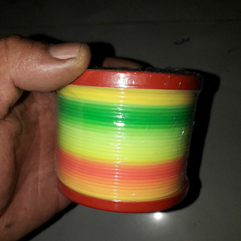 Chiếc lò xo cầu vồng 7 màu bằng nhựa đường kính 10cm