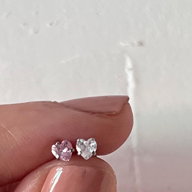 𝐯𝐞𝐥𝐯𝐞𝐭𝐩𝐢𝐧𝐤.𝐚𝐜𝐜🇰🇷| Khuyên tai thép không gỉ đá hình trái tim 2 màu