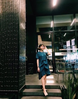 ▪️ Đầm suông lụa xanh navy xếp ly