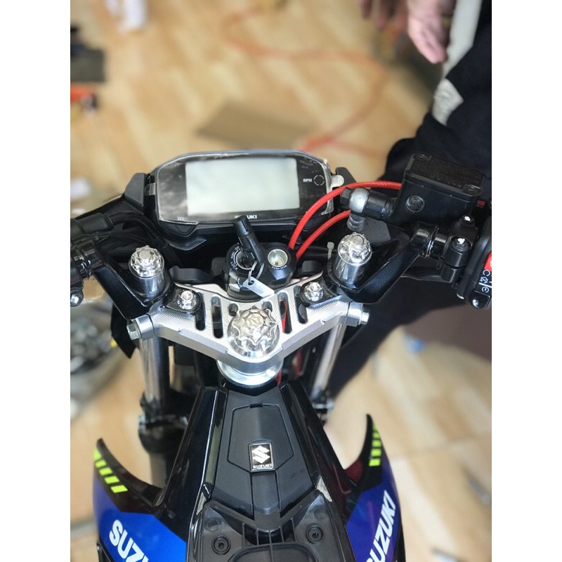 Chảng ba Trên nhôm CNC gắn Satria Raider các đời như zin