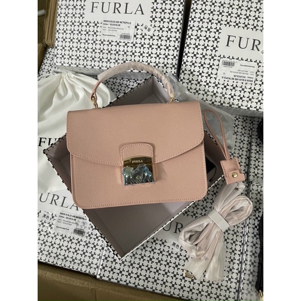 𝐓𝐮́𝐢 𝐅𝐮𝐫𝐥𝐚 𝐦𝐞𝐭𝐫𝐨𝐩𝐨𝐥𝐢𝐬 𝐭𝐚𝐲 𝐜𝐚̂̀𝐦