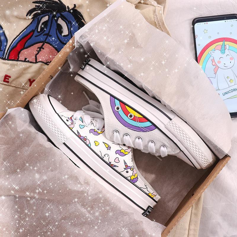 Giày bata trắng vải canvas in họa tiết kì lân màu sắc cầu vồng trẻ trung xinh xắn dành cho nữ | BigBuy360 - bigbuy360.vn