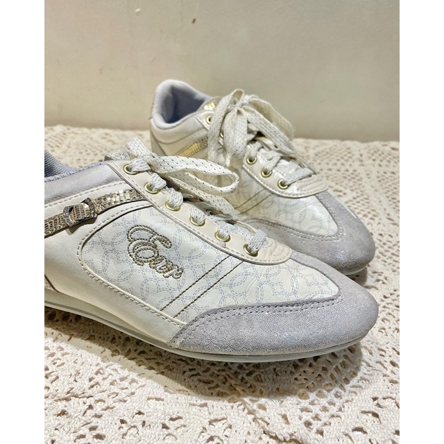 Sneaker kiểu dáng nữ tính