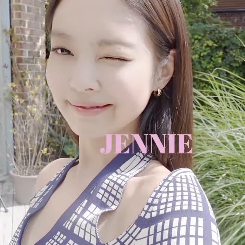 Set áo cardigan khoét vai, quần jeans ống loe giống Jennie BLACKPINK