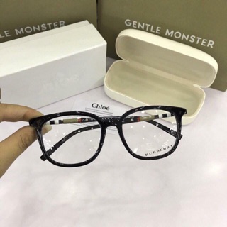 Gọng kính cận đen trắng phù hợp mọi khuôn mặt