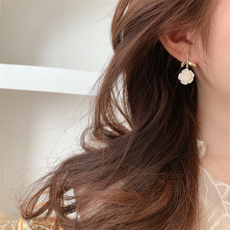 Khuyên Tai Hoa Hồng Trắng Bất Đối Xứng Độc Đáo Thời Trang Hàn Quốc