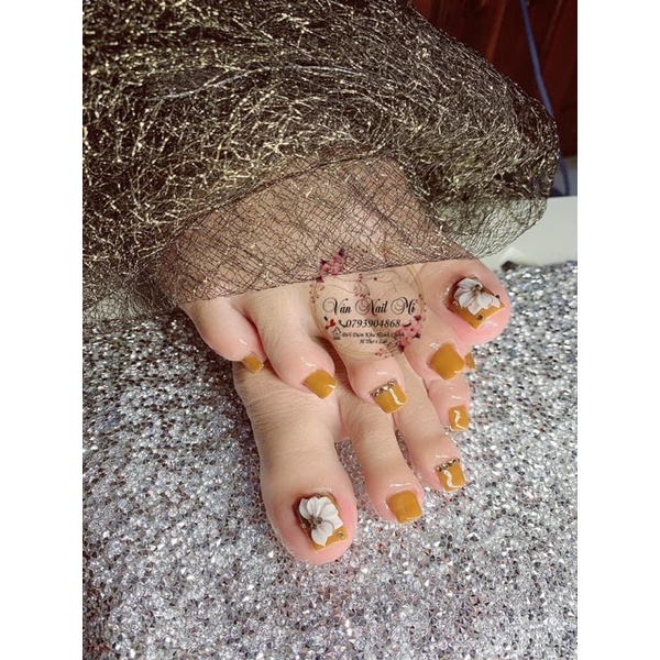 Hoa bột ôm móng tay chân