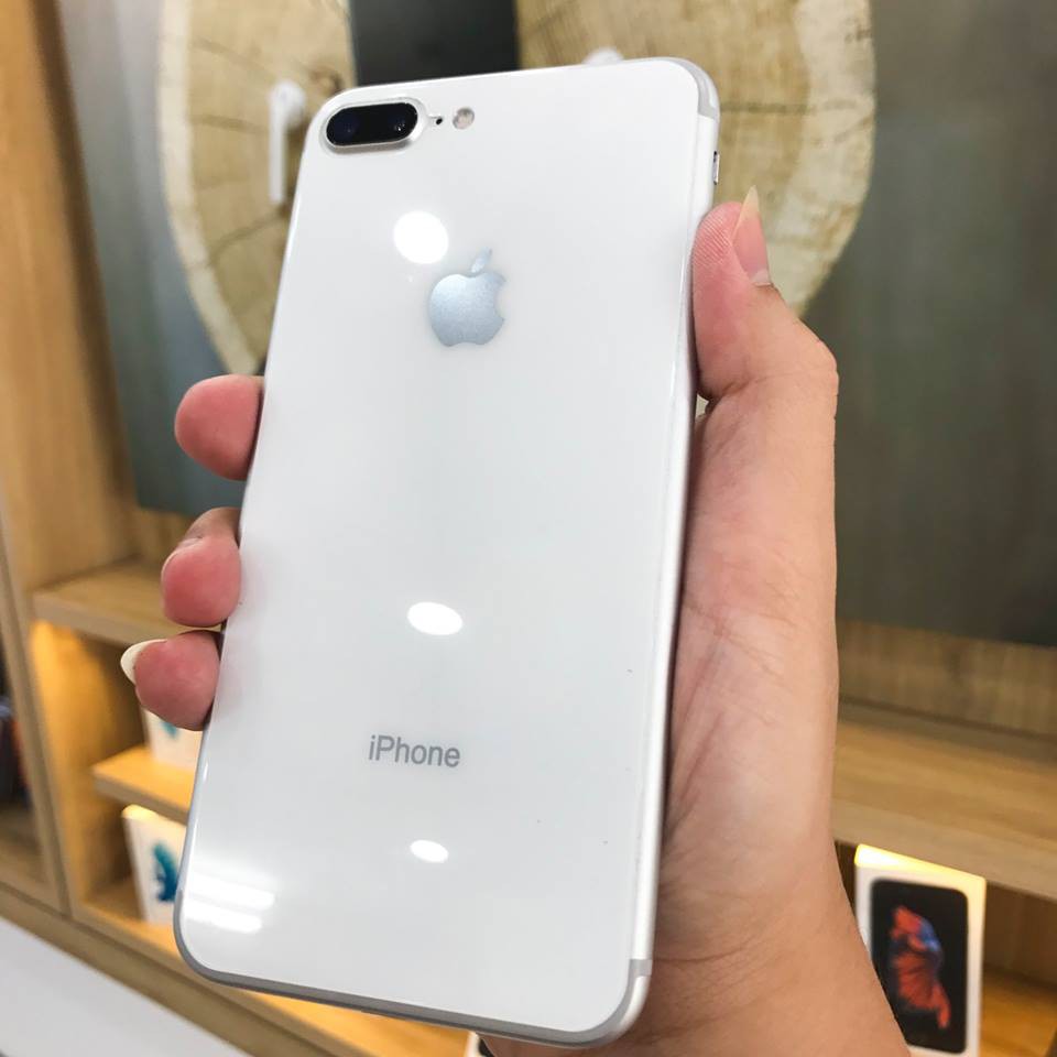 Những chiếc iPhone 8 Plus trắng đẹp trở lại với màn hình cực lớn sẽ khiến bạn kinh ngạc! Hãy trải nghiệm trọn vẹn độ phân giải của nó. Khả năng chụp ảnh của camera sau được nâng cấp đáng kể so với phiên bản trước. Đừng bỏ lỡ cơ hội sở hữu chiếc điện thoại tuyệt đẹp này!