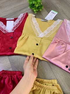 Bộ ngủ lụa viền ren cho nữ