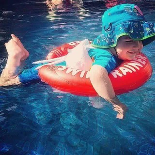 Phao tắm chống lật cho bé.