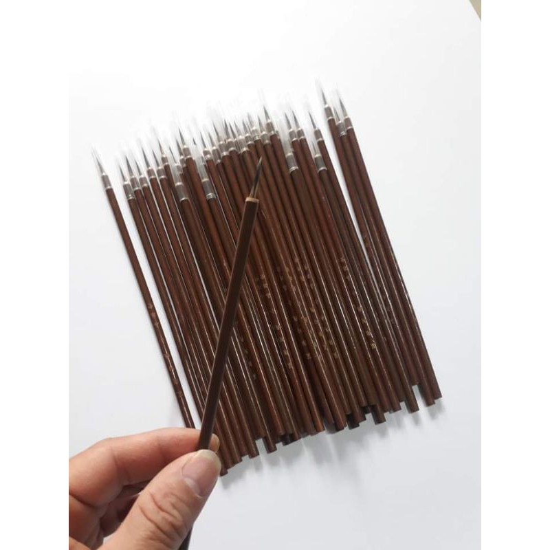 Bút tiểu 👉Cán bút: cán tre,.... lông bút: lông chồn👉Xuất phong 1,2cm,,, Khẩu kính 0.3cm 👉Giá 20k/ 1 bút