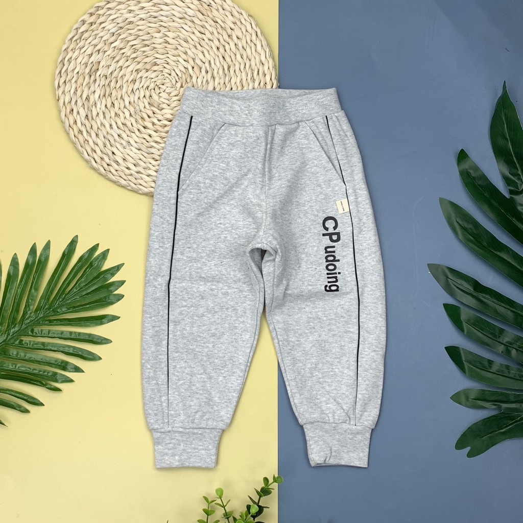 Quần nỉ bông bo gấu, có túi in chữ CP bé trai size 9-14T, cho bạn từ 26-41kg. Chất nỉ bông siêu ấm, dày dặn, đanh tay