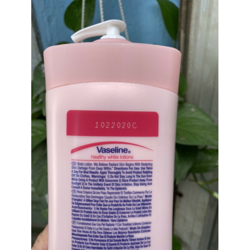 Sữa dưỡng thể VASELINE Hồng Bản Mỹ cấp ẩm trắng da 725ml
