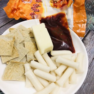 BÁNH GẠO HÀN QUỐC (Loại mới) KÈM SỐT CHẢ CÁ VÀ PHÔ MAI MOZZARELLA