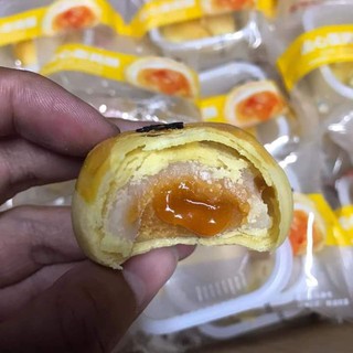 Bánh trứng muối chảy ( Combo 5 cái )